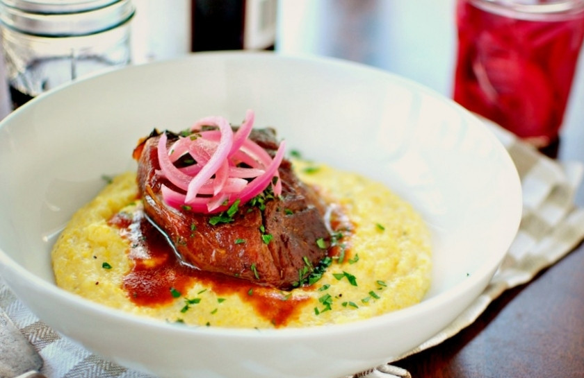 1. Этап. Свиная шейка тушеная: По истечению трех часов тушеная свиная шейка будет идеально мягкой. Я рекомендую извлечь шейку, а оставшиеся в кастрюле овощи измельчить в блендере, получится очень вкусный соус. Подавать с картофельным пюре.