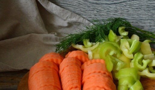 1. Этап. Соус по-кубански с курицей: Нарезать морковь и перцы.