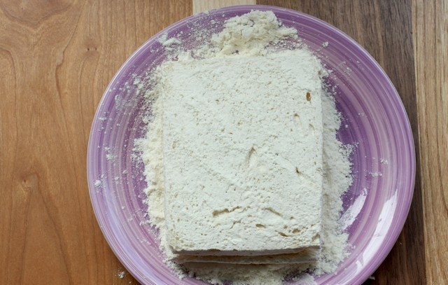 1. Этап. Жареный сэндвич с моцареллой: 3. Обваляйте с двух сторон в муке.