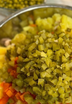 1. Этап. Рождественский салат Оливье: Добавить нарезанные кубиком огурцы