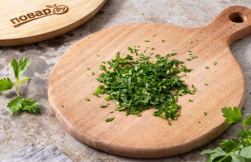 1. Этап. Салат из сырой свеклы: Перед подачей мелко порубите петрушку. Добавьте к свекле и перемешайте.