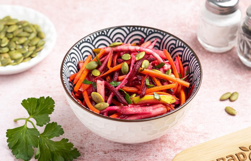 1. Этап. Салат «Разгрузочный»: Тыквенные семечки подсушите на сухой сковороде. Перед подачей посыпьте жареными тыквенными семечками. Салат «Разгрузочный» готов, приятного вам аппетита!