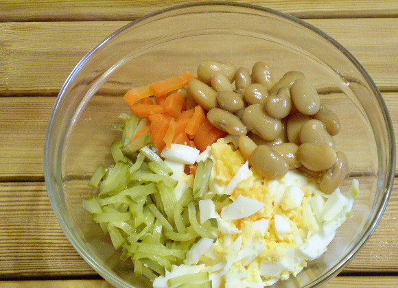 1. Этап. Салат с фасолью и солеными огурцами: 5. Собираем салат, соединяем овощи и яйца.