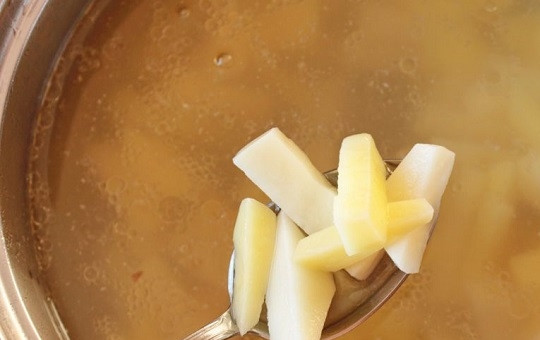 1. Этап. Борщ с курицей и свеклой: 4. Доведите до кипения, подсолите и отправьте в кастрюлю нарезанный картофель.