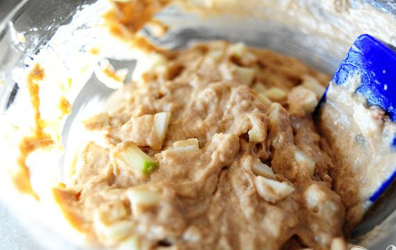 1. Этап. Жареные яблоки в тесте: 4. Добавить кусочки яблок и перемешать.