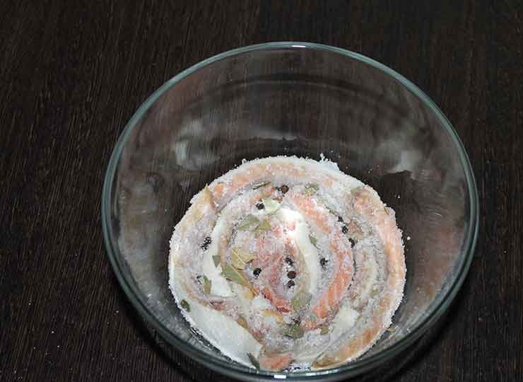 1. Этап. Засолка брюшек семги: Каждый кусочек семги хорошенько натрите смесью приправ. Выложите в глубокую миску слоями.