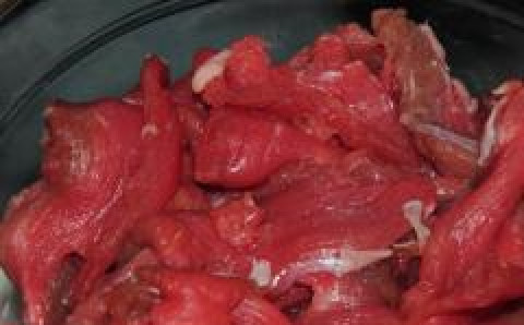 1. Этап. Говядина по-сычуаньски: Говядину порезать кусочками.