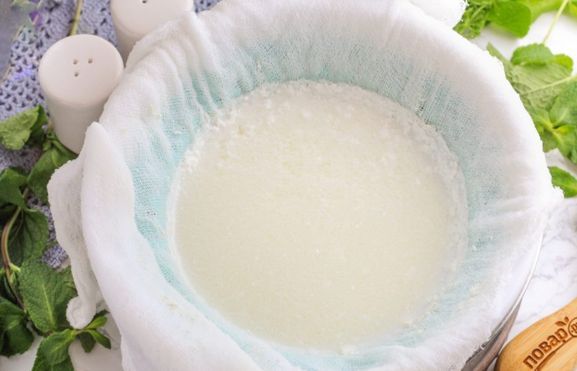 1. Этап. Домашний сыр Нежный: Застелите дуршлаг двойным слоем марли и перелейте в него содержимое емкости.