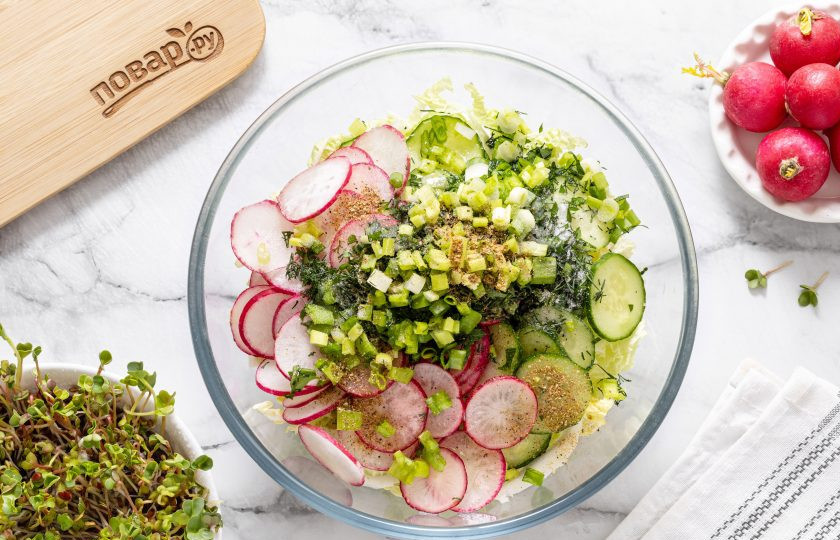 1. Этап. Салат с пекинской капустой и редиской: Заправьте салат лимонным соком с оливковым маслом. Посолите и поперчите.