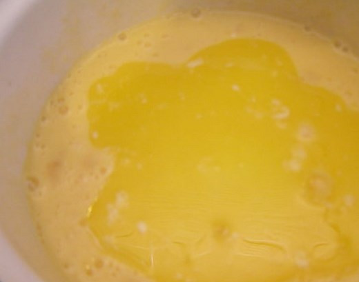 1. Этап. Творожные шарики, жареные в масле: Растапливаем масло.