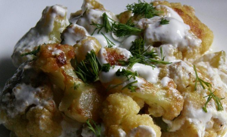 1. Этап. Цветная капуста со сметаной: Перед подачей на стол присыпьте блюдо измельченной зеленью. Приятного аппетита!