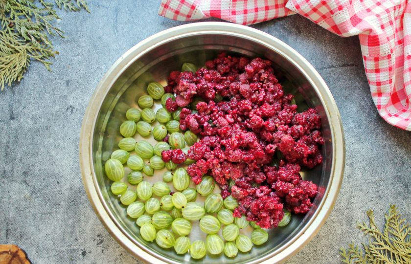 1. Этап. Перетертое варенье: В таз для варенья выложите малину и крыжовник.