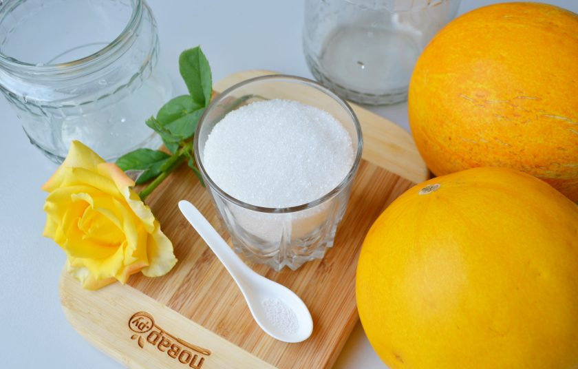 1. Этап. Дыня в сиропе без стерилизации (на зиму): Итак, подготовьте продукты согласно списку. Простерилизуйте или обдайте кипятком банки и крышки. Приступим!