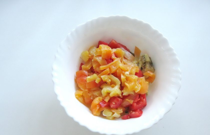 1. Этап. Салат Аджапсандал: Крупный болгарский перец запеките. Еще горячий выложите в полиэтиленовый пакет. Держите в пакете, пока перец не остынет. После этого будет легко снять с перца шкурку. Нарежьте перец и выложите в салатник.