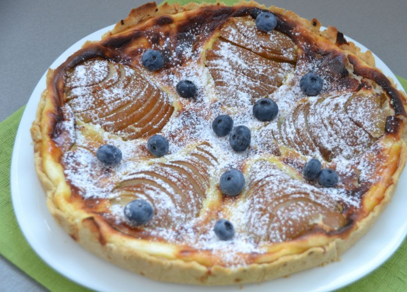 1. Этап. Пирог с грушей и сыром: Выпекайте пирог при температуре 180-200 градусов около 30 минут, следите за готовностью. Пирог подавайте остывшим, перед подачей можно по желанию присыпать сахарной пудрой, украсить свежими ягодами.