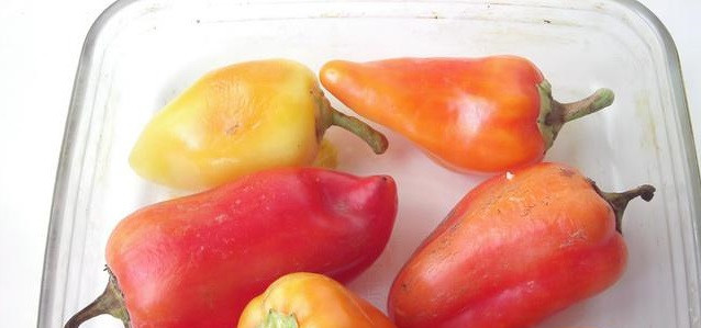 1. Этап. Сербский айвар: Приготовление начинается с запекания болгарского перца. Разложите перец на противень, на удалении друг от друга.