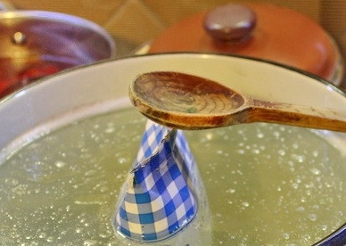 1. Этап. Куриный рулет в пакете из-под молока: И варим на небольшом огне после закипания 1 час. Если у вас есть узкая высокая кастрюля, вам повезло. В широкой кастрюле пакет так и норовит перевернуться, не допустите этого!