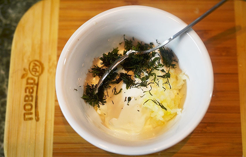 1. Этап. Бурум с курицей: 4. Для соуса: с мацони слейте жидкость. Мацони смешайте с другими ингредиентами для соуса и хорошо перемешайте.