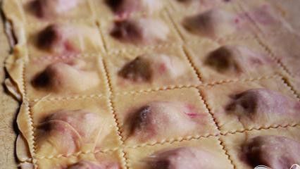 1. Этап. Равиоли со свеклой и сыром: 3. Накрыть сверху оставшимися прямоугольниками теста. Слегка прижать. Избегайте заполнения воздухом внутри. Колесом для печенья разрезать тесто на равиоли.