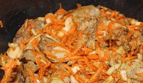 1. Этап. Свинина с овощами в мультиварке: Овощи добавить к мясу и еще жарить 15 минут.