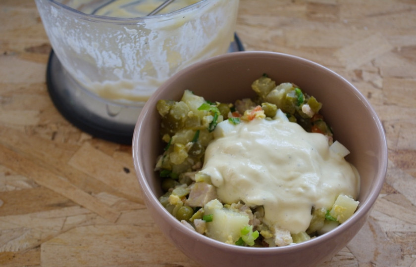 1. Этап. Салат Оливье классический рецепт: Салат перемешайте в сухом виде, чтобы все составляющие салата смешались. Добавьте майонез. Я использую домашний. Можно взять покупной. Лучше делать майонез дома. Мой майонез состоит из одного желтка, 200 мл растительного масла, 1 щепотки соли, 1 щепотки сахара,10 гр горчицы.