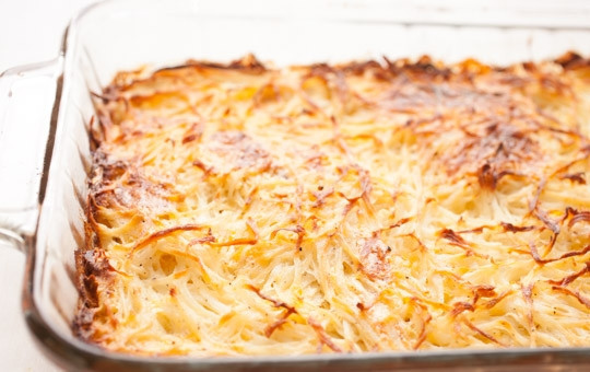 1. Этап. Подлива к картофельной запеканке: 5. Готовую запеканку достаньте из духовки, проверьте на готовность.