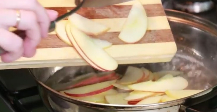 1. Этап. Легкий рецепт десерта: Порезанные дольки яблока отправьте в кипящий сироп на 2 минутки. Как только яблоки размякли, достаньте их на тарелку и дайте остыть.