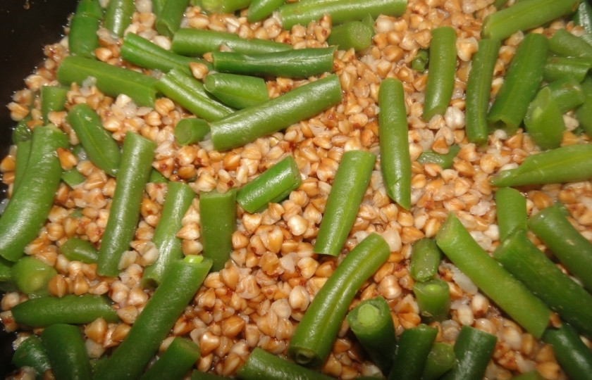 1. Этап. Гречка, тушенная с овощами: Гречку промойте и поставьте вариться. Добавьте стручковую фасоль за 10 минут до готовности. Кстати, если фасоль замороженная, можете не размораживать. Тогда и воду не надо добавлять дополнительно, а то может слегка подгореть.