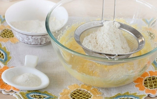 1. Этап. Пирог из мягкого творога: Просейте муку и добавьте разрыхлитель.