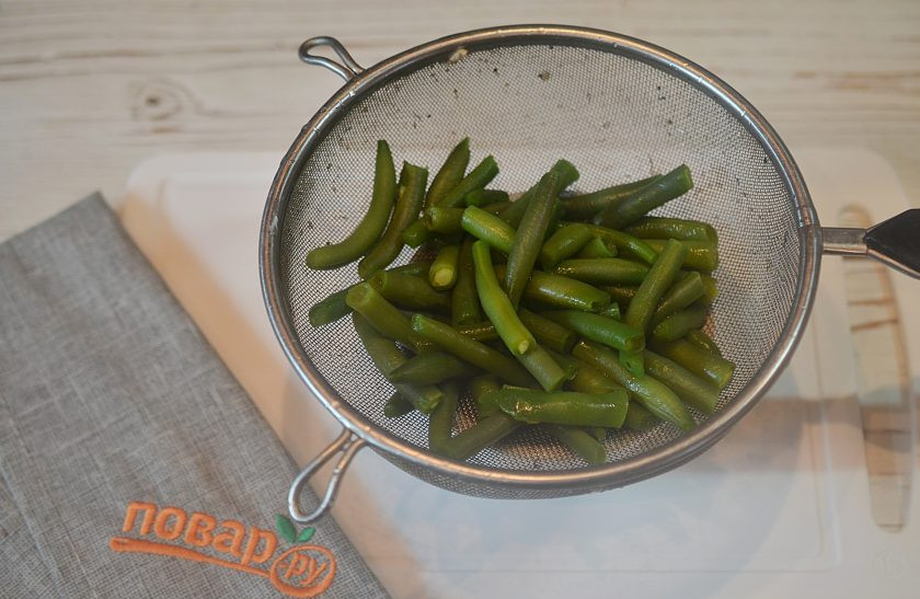 1. Этап. Салат из тофу: 4. Фасоль отварите в течение 5 минут, затем обдайте холодной водой.