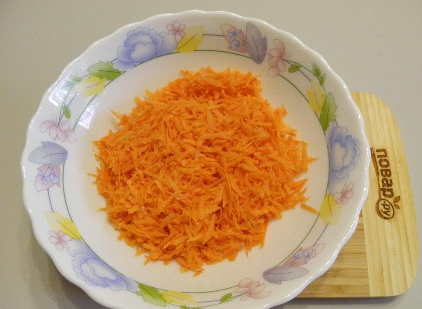 1. Этап. Морковный пирог классический: Морковь натрите на крупной терке, 200 граммов моркови - примерно 3 небольших штуки.