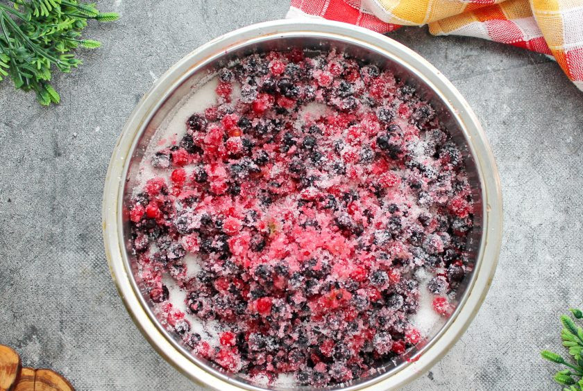 1. Этап. Конфитюр из черной и красной смородины: Всыпьте в ягоды 2/3 сахара и перемешайте, дайте постоять один час, чтобы появился сок. Поставьте таз на медленный огонь и варите после закипания в течение 5-10 минут, перемешивая, чтобы сахар полностью растворился.