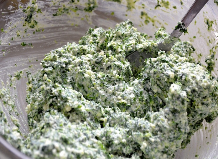 1. Этап. Пасхальный пирог со шпинатом и рикоттой: 1. Разогрейте духовку до 140 градусов. Шпинат почистите, промойте, пробланшируйте в кипящей воде, обсушите и нарежьте на кусочки. Затем обжарьте шпинат на сковороде в горячем масле, вместе с измельченным чесноком, посолите и поперчите. Смешайте готовый шпинат с тертым пармезаном и рикоттой. Начинка для пирога готова.