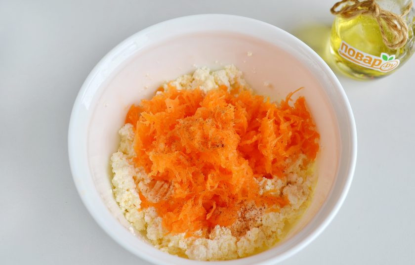 1. Этап. Сырники с тыквой: 3. Тыкву очистите от кожуры, натрите на мелкой терке, отожмите от сока. Сок можно выпить, для сырников он не понадобится. Добавьте к творогу тыкву и корицу.