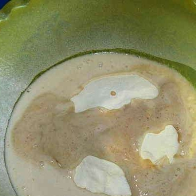 1. Этап. Хлеб с тыквенными семечками: Добавляем жидкую смесь в мучную, туда же добавляем оливковое масло.