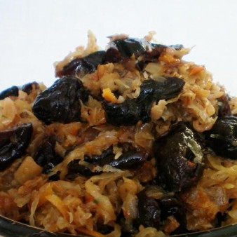 Капуста, тушенная с черносливом