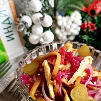 Салат с квашеной капустой и индейкой