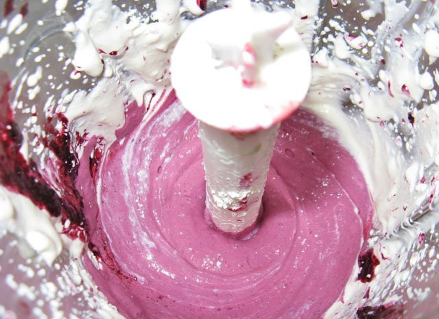 1. Этап. Десерт из маскарпоне: 2. Общую массу разделяем на две равные части. Одну перекладываем в миску, а вторую оставляем в блендере и добавляем мытые ягоды смородины и перебиваем в однородную массу, получается яркое ягодно-творожное пюре.