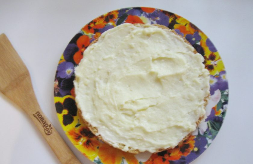 1. Этап. Бостонский кремовый пирог: Два нижних коржа смажьте кремом.