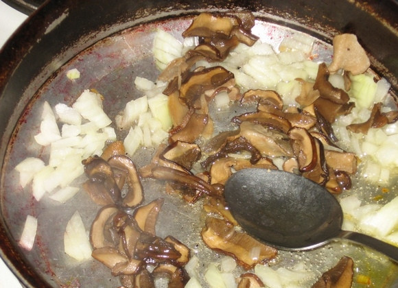 1. Этап. Постный борщ со свеклой: Теперь грибы: сначала их отварите, не забывайте снимать пенку. Воду, кстати, можете добавить в главную кастрюлю, если вам нравится борщ с грибным ароматом. Сами отварные грибы обжарьте с лучком порезанным (у меня на это ушла еще небольшая луковичка). И тоже потом добавьте в борщ.