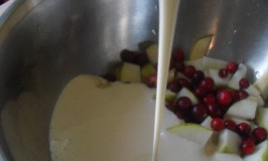 1. Этап. Шарлотка с клюквой и яблоками: Добавьте тесто и перемешайте.