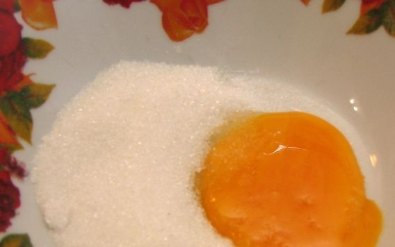 1. Этап. Печенье Аврора: Желтки отделите от белков. Перетрите их с сахаром до получения однородной массы.