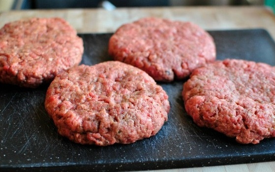 1. Этап. Котлеты для бургеров на сковороде: Из получившегося фарша формируем котлеты для бургеров. Обратите внимание на форму: котлеты должны быть довольно плоские.