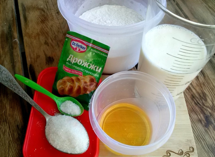 1. Этап. Оладьи на молоке с дрожжами: Вот необходимые нам ингредиенты. Перед приготовлением соберите все составляющие по рецепту, отмерьте нужное количество.