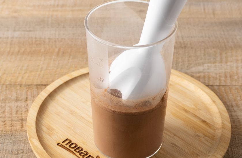 1. Этап. Шоколадное овсяное молоко: Затем добавьте в овсяное молоко какао-порошок, щепотку соли, сахар и ванильный ароматизатор. Снова блендером пробейте до однородной консистенции.