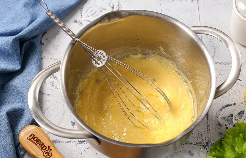 1. Этап. Голландский соус: Постоянно помешивая, доведите соус до кремообразного шелковистого состояния и сразу снимите с плиты.