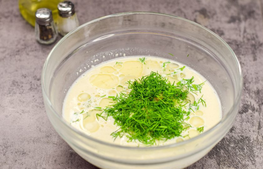 1. Этап. Блины из сырого картофеля: Добавьте в тесто мелко нарезанный укроп, масло. Перемешайте все и дайте постоять тесту 15 минут.