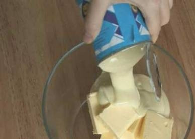 1. Этап. Наполеон со сгущенкой: Теперь приступим к приготовлению крема. Выкладываем в миску мягкое сливочное масло, добавляем к нему сгущенку. Можно добавить в крем ложку коньяка.