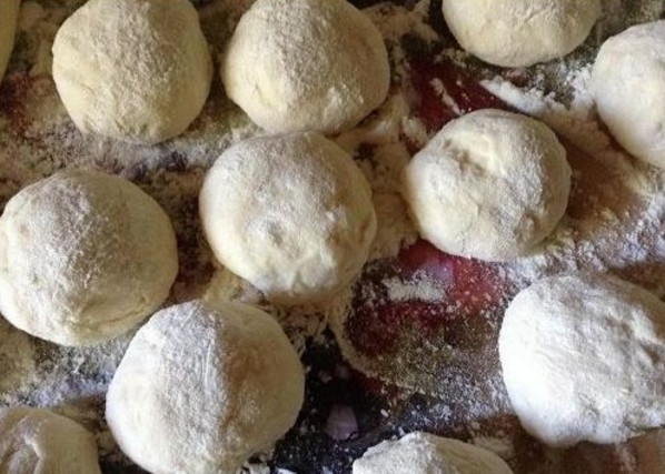 1. Этап. Пирожки жареные (на кефире): 7. Кефирное тесто разделите на части, сформируйте шарики и выложите их на стол.