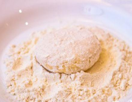 1. Этап. Сырники с вишневым соусом: 2. Формируем из теста небольшие лепешки и обваливаем в муке.